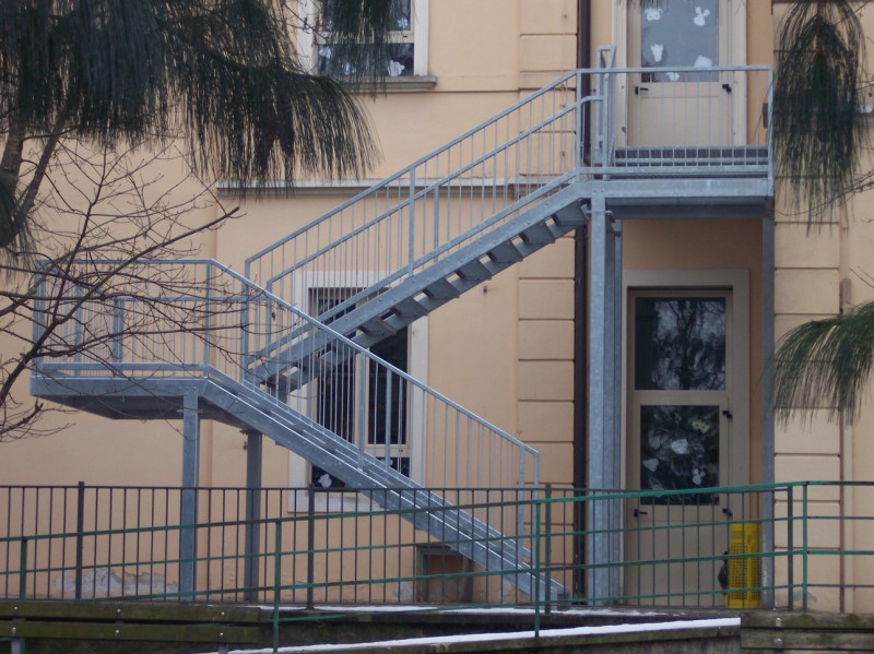 Scale in ferro: non valgono le distanze minime tra le costruzioni ... Scale da esterno in ferro